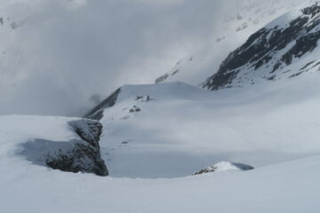 il rifugio Amianthe dagli ultimi splendidi pendii sotto la cima