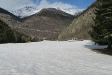 nell'altro versante la neve non c'è più

