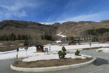 quello che rimane della pista ci ha permesso di arrivare sci ai piedi al parcheggio