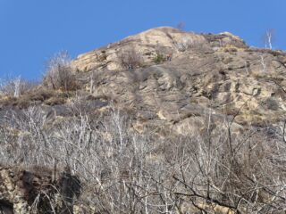 Il versante di salita. Si notano due persone e le attrezzature.