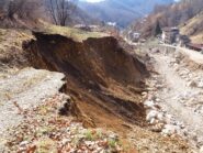 Il tratto franato della poderale, appena dopo le case di Corte.