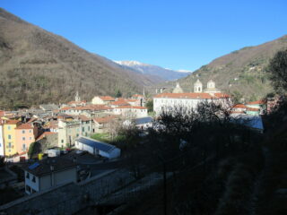 Pieve di Teco dall'inizio dell'itinerario.