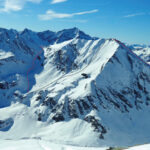 Da dx a sx, la salita del versante N, la discesa della parete E e la ripellata all'Arcano (foto 2015)