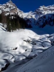 Dalla forcella su in alto si vede tutto l'itinerario di discesa