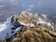 La cresta che passa per Punta Frera e la stradina che sale alle baracche.