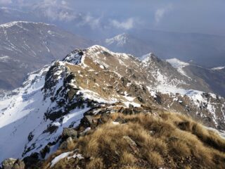 La cresta che passa per Punta Frera e la stradina che sale alle baracche.