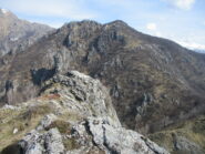 Monte Bronzone, a dx la quota boscosa, poco piu' a sx della selletta, al primo roccione, e' la cima