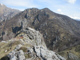 Monte Bronzone, a dx la quota boscosa, poco piu' a sx della selletta, al primo roccione, e' la cima