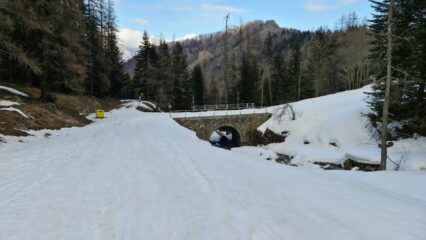 il ponte sul Rio Giairetto dove si inizia a seguire la pista forestale