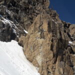 il conoide va incuneandosi tra imponenti salti verticali ai lati..