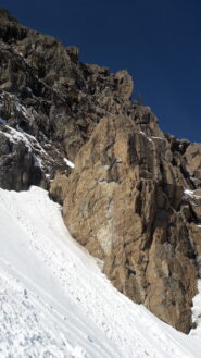 il conoide va incuneandosi tra imponenti salti verticali ai lati..