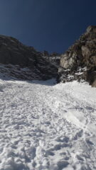 dall conoide a monte di esso, il muro a sbarrare il cammino..