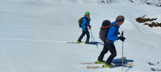Enzo e Fulvio  sulla bella piana appena sciata,poco prima dell' alpe Boron