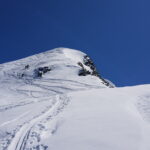 Appena sotto la vetta: deposito sci e ultimi metri a piedi