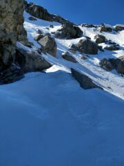 Il giardino di rocce e neve dal punto di stop