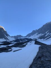 Il colle battaglione Aosta senza neve, e a sx il col de Chambave in condizioni ottime