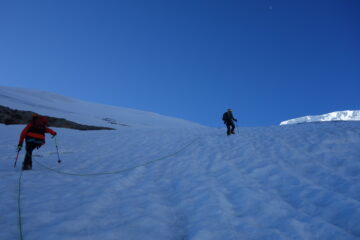 risalendo la ripida rampa-canale verso il Colle del Tournelon Blanc