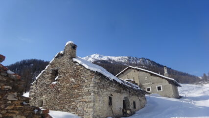 In salita Grange Chabaud con dietro il Monte Giassiez