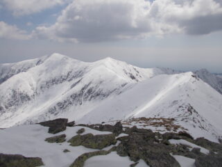 dalla cima dell'Uja la dorsale fino all'Aquila tutta al fondo..