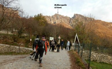 Dopo il primo tratto di strada ci innestiamo sul sentiero.