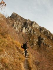 Sul Sentiero Elvezio che traversa verso il Sasso di Preguda.