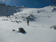 il versante nord dell'itinerario; sulla sinistra Rocca del Lago
