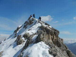 l'aerea cresta della Rocca del Lago