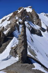 Il caratteristico gendarme e la cresta Est del Piz Surgonda
