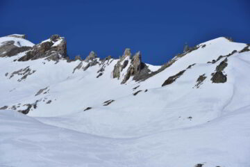 I gendarmi della cresta Est del Piz Surgonda e a dx la spalla q.2980