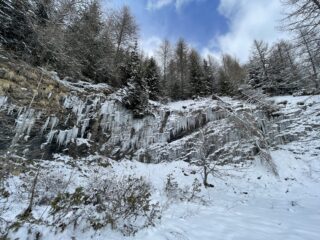Ancora ghiaccio nel pomeriggio, molto pittoresco.