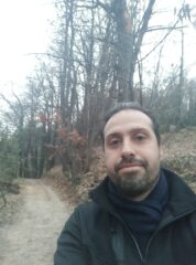 Camminatore ignoto sul sentiero che dallo chalet porta al bosco.