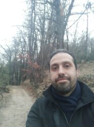 Camminatore ignoto sul sentiero che dallo chalet porta al bosco.