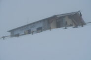 il rifugio immerso nella nebbia