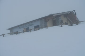 il rifugio immerso nella nebbia