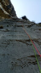 Discesa con 3 doppie (la prima da S4, le altre due circa in verticale, su catene di altre vie)