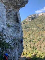 Arrampicando al tempo del covid, sullo sfondo del profilo di Torno subito.