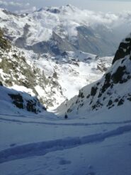 Le tracce degli sci nella farina all'uscita 