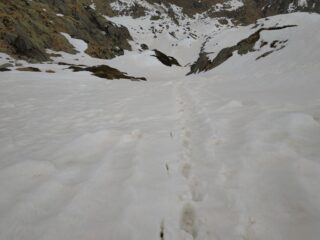 Il breve canale per salire alla Colma di Mombarone.