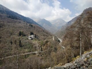 Risalendo la valle.