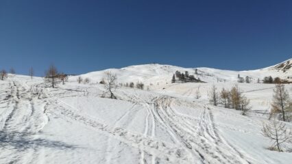 pendii nord con neve ma creste pelate