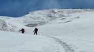 salendo verso la conca nevosa terminale posta sotto la cima dello Jafferau