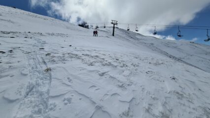 passando nei pressi di una seggiovia, salendo verso la conca terminale