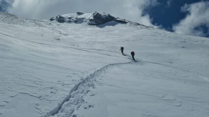 superando la conca terminale per raggiungere il crestone sommitale