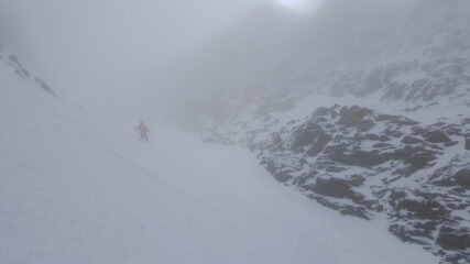 Il mago in discesa nella parte alta del canale... C'era il sole fino a poco prima!