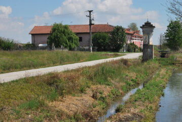L’arrivo al vecchio mulino di Lamporo. Qui è possibile seguire la variante ridotta.
