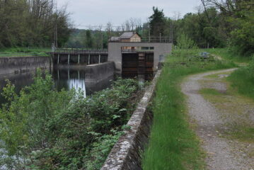 L’arrivo allo scolmatore provenendo dal ponte di ferro di Oleggio. Non è attraversabile ed occorre portarsi sull’altra sponda del Canale Industriale