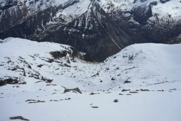 Vista dalla cresta verso la conca del Lago del Ru