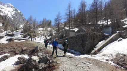 Casermette, sci a spalle
