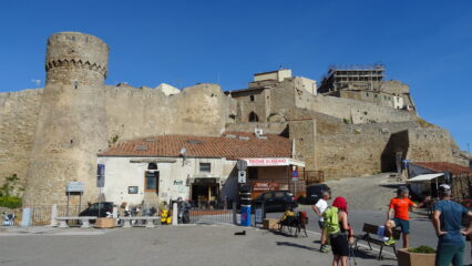 Arriviamo al bellissimo borgo di origine medioevale di Giglio Castello 405mt. 
