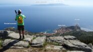 Panorama dal Poggio della Chiusa 487mt. Da notare sulla dx di Giglio Porto gli scogli Le Scole, dove urtò il 13 gennaio 2012 la nave della Costa Concordia, dopo la scellerata rotta che costò la vita a 32 persone.  